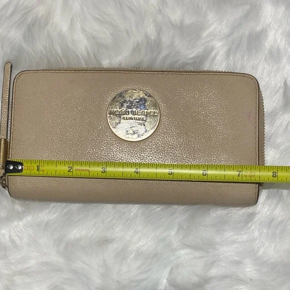 Henri Bendel Cream Leather Zip Around Wallet - Picture 10 of 13